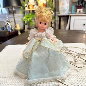 Madame Alexander Vintage Cinderella Storyland Doll Collectible w Stand